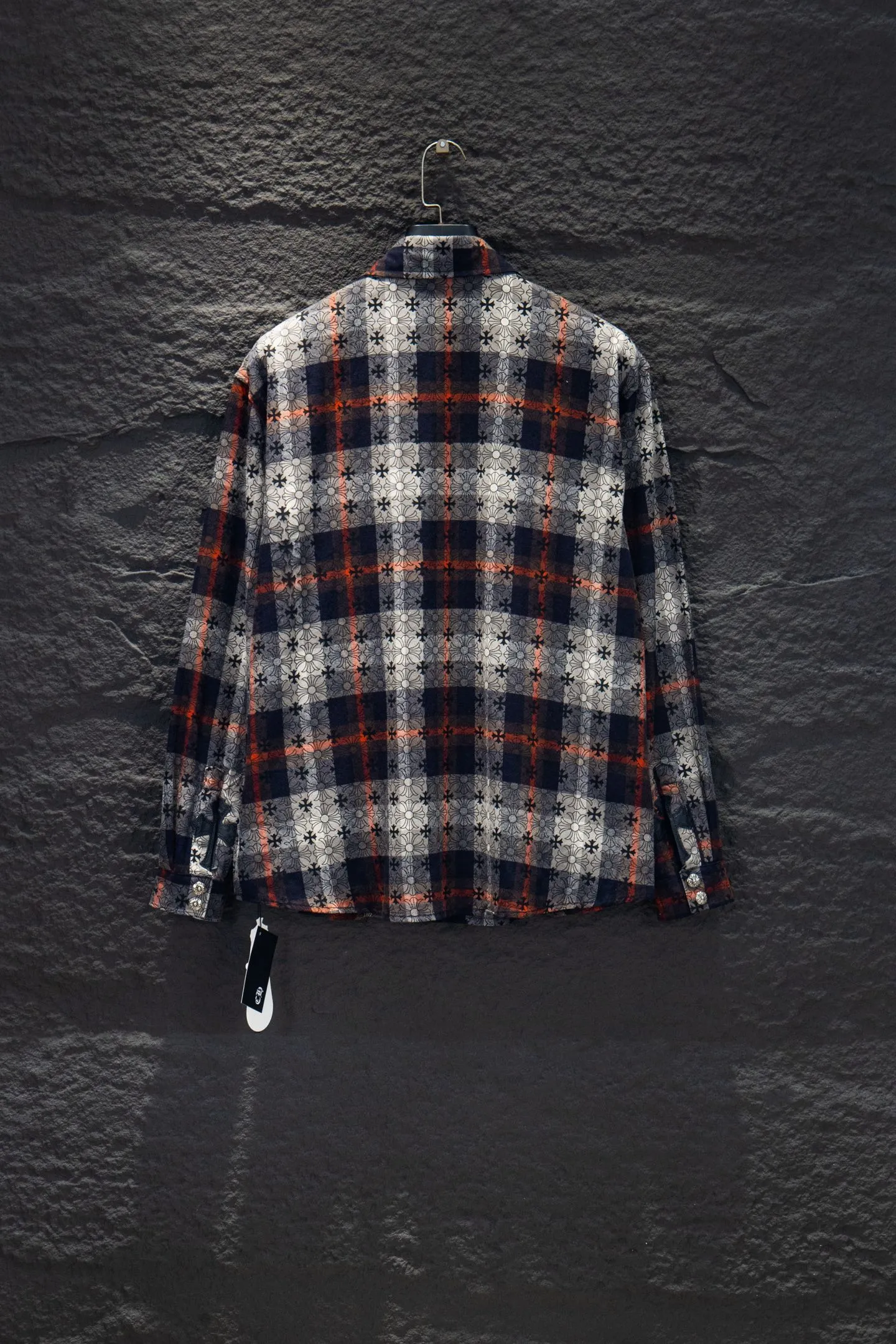 P260 ChromeHearts Chrome Hearts printed cuffs and leather plaid shirt. Customized jacquard fabric, you can wear it in various styles. This genderless shirt is a must-have for nightclubs. It can be worn as a jacket for both men and women. It can be easily worn by both men and women!  The plaid shirt that I have been thinking about has arranged for you to check in with plaid fans! The original loose fit is made of high-quality pure cotton fabrics. The fabric pattern is high-definition and delicate without burrs. It is comfortable and breathable to wear. All the buttons are molded and customized. It is casual and fashionable and can be matched with any bottoms. It can be windproof and sunproof in spring and summer. It can be worn inside or outside in autumn and winter! Easily concave shape makes you look slimmer and taller, perfect for both men and women! Customized main label, accessories, fully washable, whole body wiring, quality control, no heads!  Luxurious dark high street, Hollywood luxury goods, 25SS latest couples leather cross short-sleeved T-shirts, all reflect their own unique style! Made of thick black cotton, goatskin appliqués, hand-sewn custom metal hardware, and silicone varnish printing, multiple materials collide to create a unique texture. It also incorporates ChromeHearts medieval-style Sanskrit fonts and classic horseshoes, creating a unique and charming dark texture under the graceful arcs and all-black shadows, full of artistic sense!  Color: Black Blue Black Size: S M L XL
